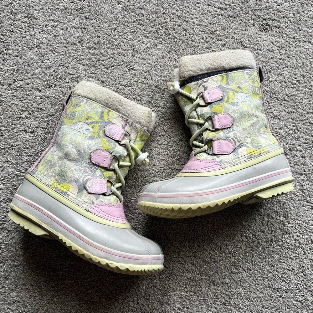 SOREL 'Yoot Pac' Girls Size 2 Winter Boots Lime Gray Chartreuse & Pink Leather